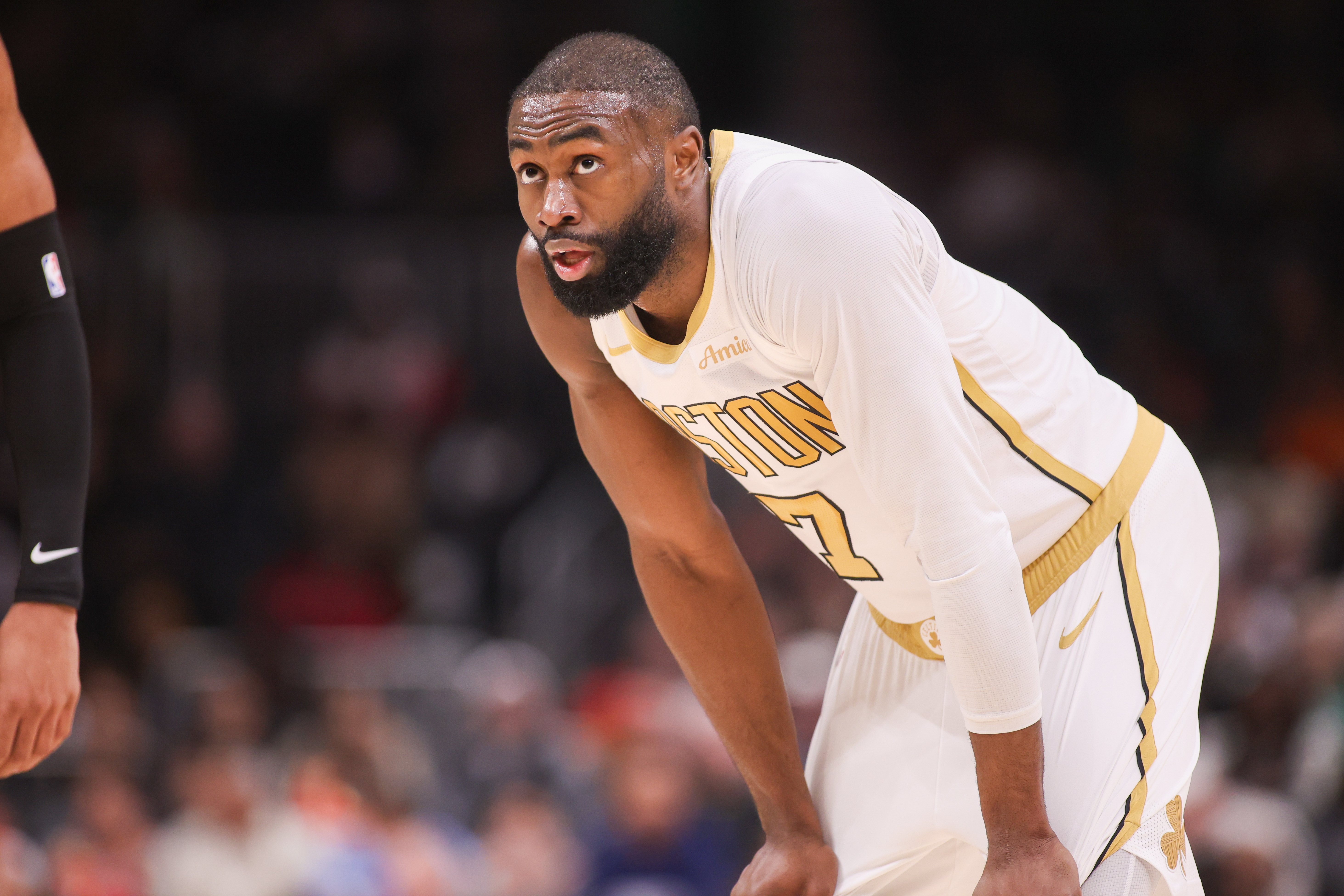 要做更多了！杰伦·布朗半场13中5拿下13分4板3助 球队落后21分