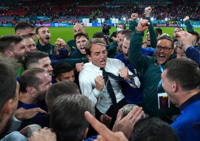 世界杯官方资讯-意大利无牌可打点球幸运晋级 曼奇尼遇到麻烦了！