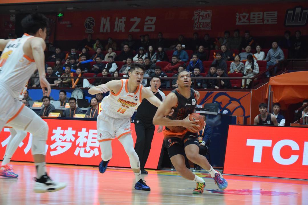 世界杯官方资讯-高速男篮113：104复仇江苏，新外援约翰逊得到8分