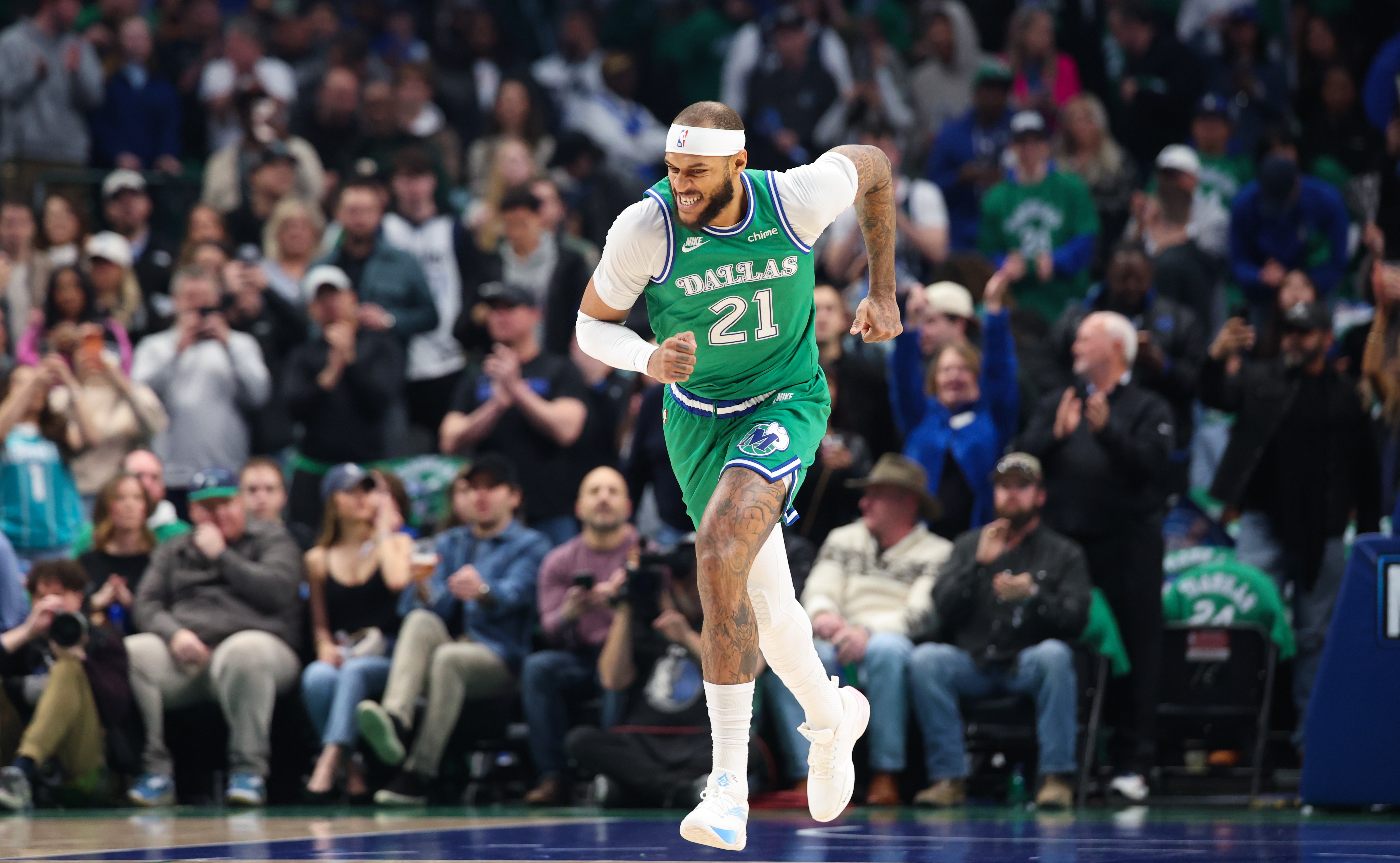 世界杯官方资讯-盼无大碍！独行侠中锋加福德遭遇右肩神经震荡 本场不会回归